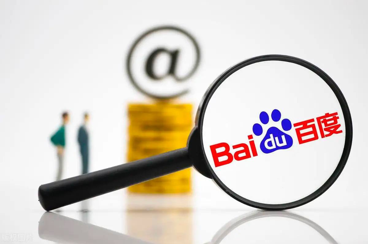 网友拍到孩子赤裸爬行形似野人